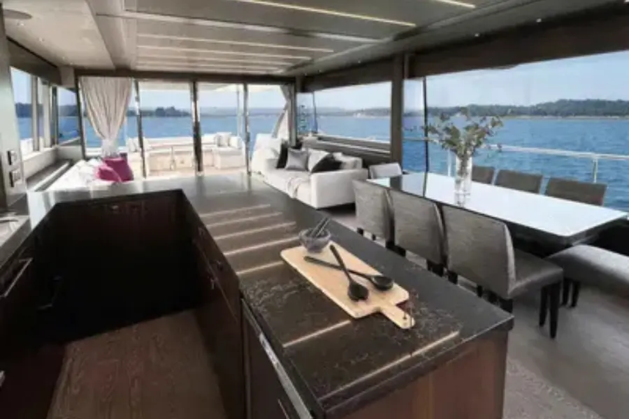 Sunseeker 76, salon — Yacht Charter Saint-Tropez, Saint-Tropez. Sunseeker 76 — 23m