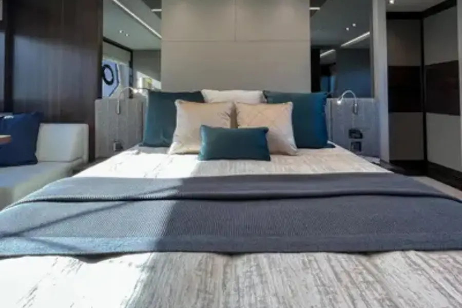 Sunseeker 76, master cabin — Yacht Charter Saint-Tropez, Saint-Tropez. Sunseeker 76 — 23m