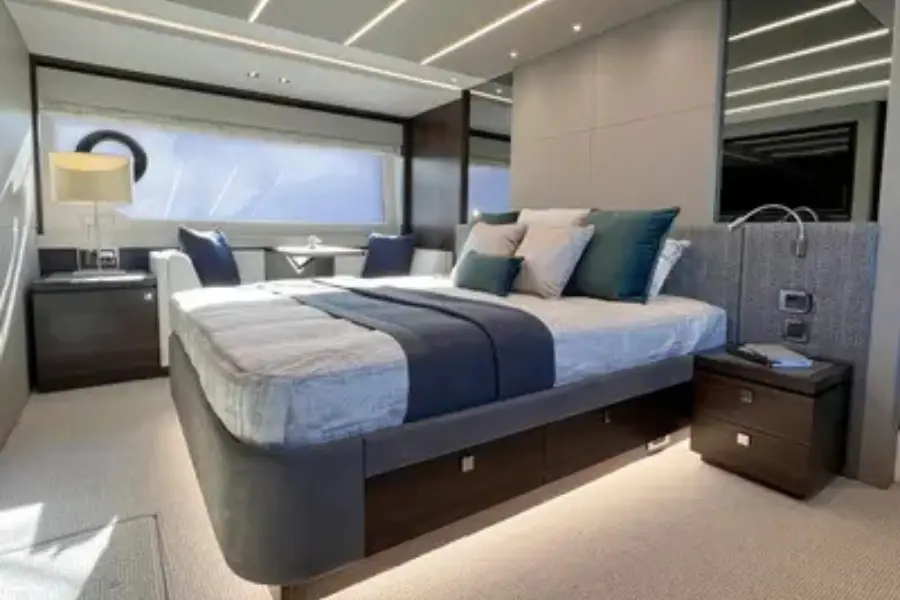 Sunseeker 76, flybridge — Yacht Charter Saint-Tropez, Saint-Tropez. Sunseeker 76 — 23m