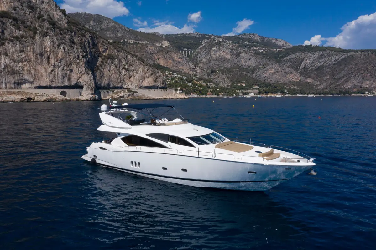 Sunseeker 82, exterior — Yacht Charter Saint-Tropez, Saint-Tropez. Sunseeker 82 — 26m