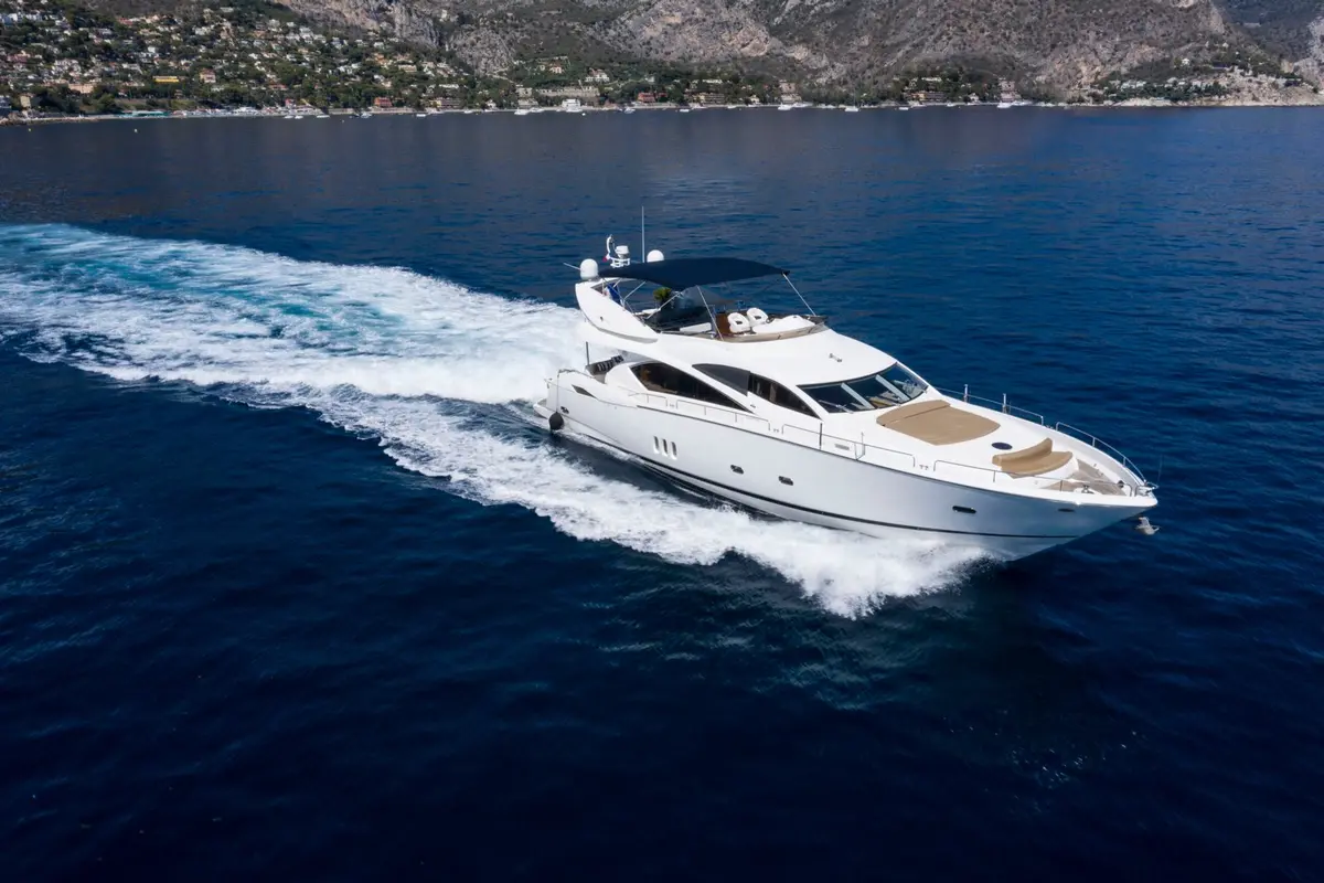 Sunseeker 82, cubierta de popa — Yacht Charter Saint-Tropez, Saint-Tropez. Sunseeker 82 — 26m