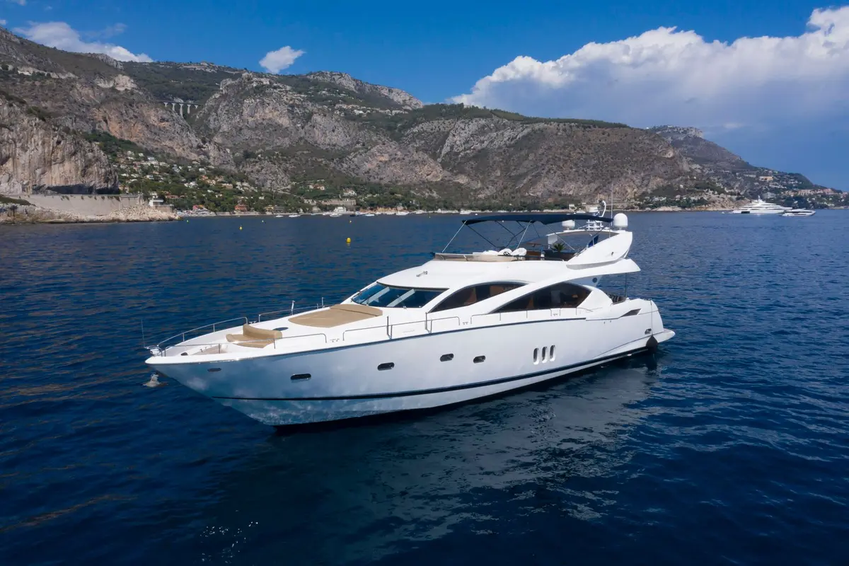 Sunseeker 82, salón — Yacht Charter Saint-Tropez, Saint-Tropez. Sunseeker 82 — 26m