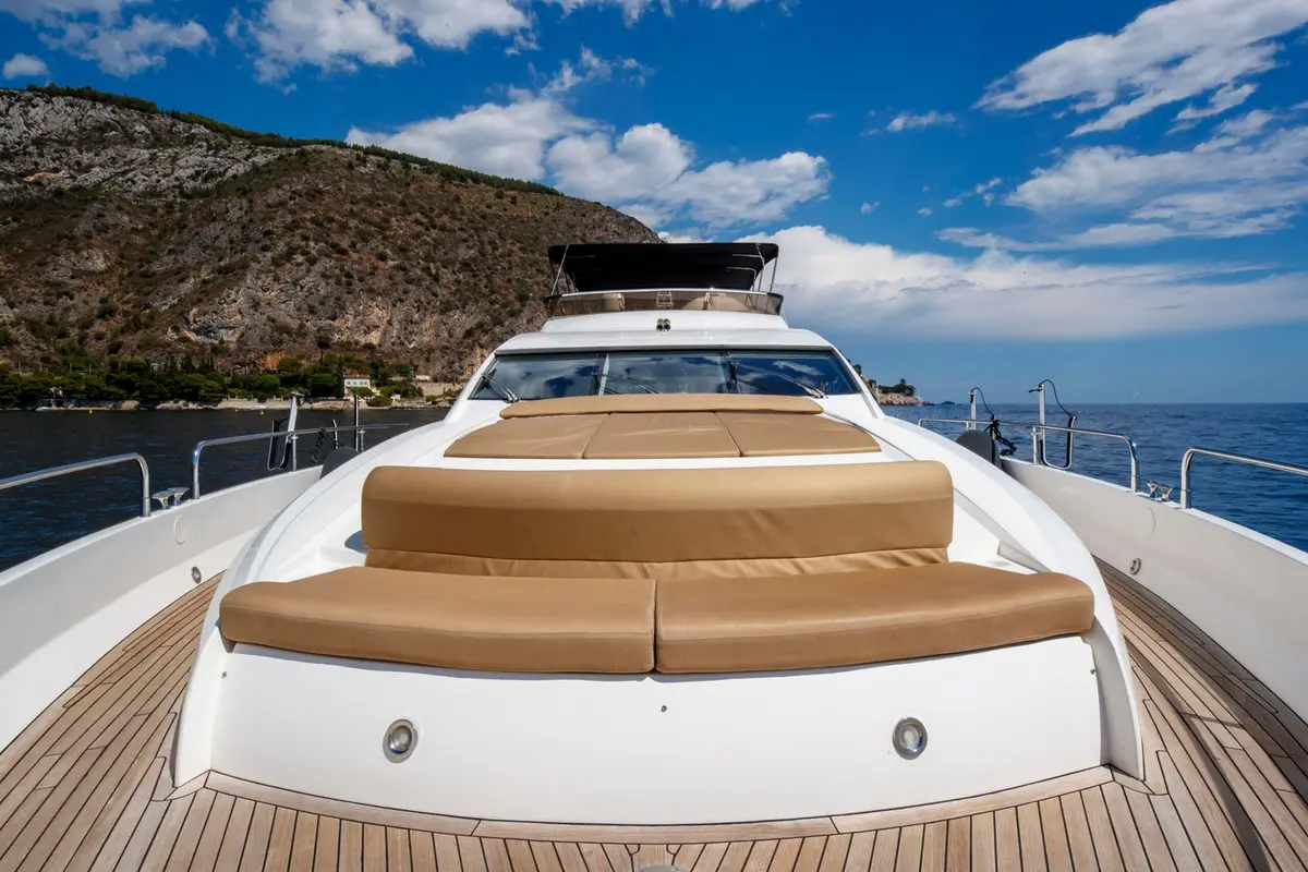 Sunseeker 82, camarote principal — Yacht Charter Saint-Tropez, Saint-Tropez. Sunseeker 82 — 26m