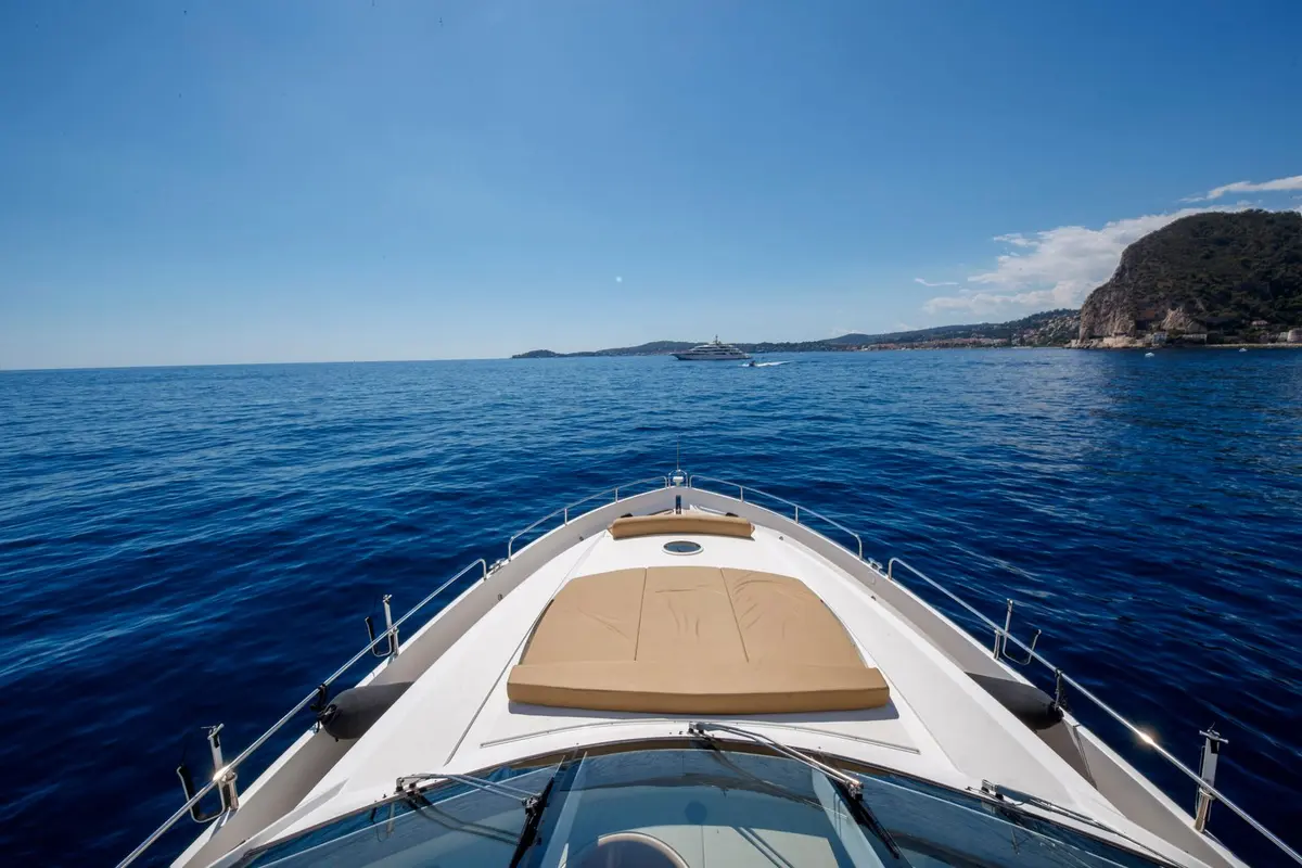 Sunseeker 82, flybridge — Yacht Charter Saint-Tropez, Saint-Tropez. Sunseeker 82 — 26m