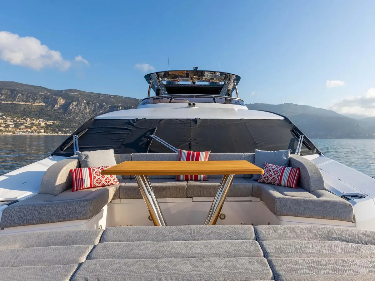 Sunseeker 86, flybridge — Yacht Charter Saint-Tropez, Saint-Tropez. Sunseeker 86 — 3m