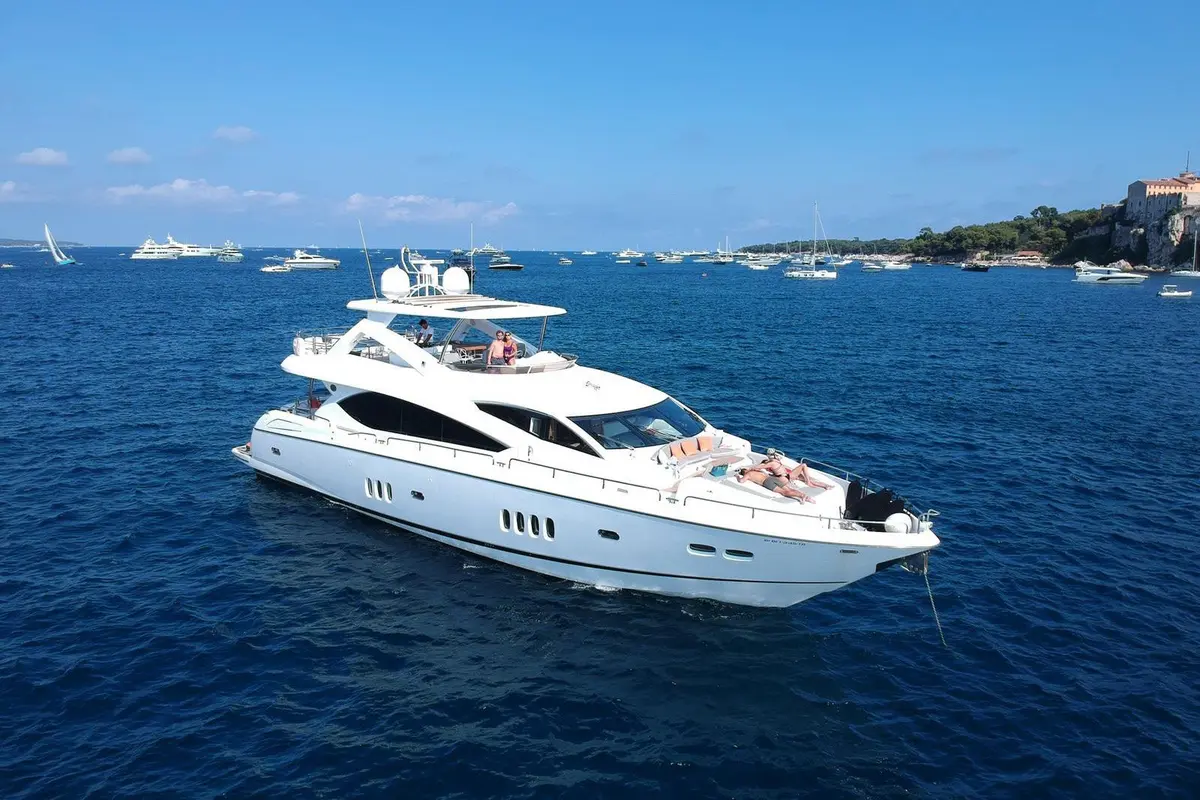 Sunseeker 88, exterior — Yacht Charter Saint-Tropez, Saint-Tropez. Sunseeker 88 — 27m