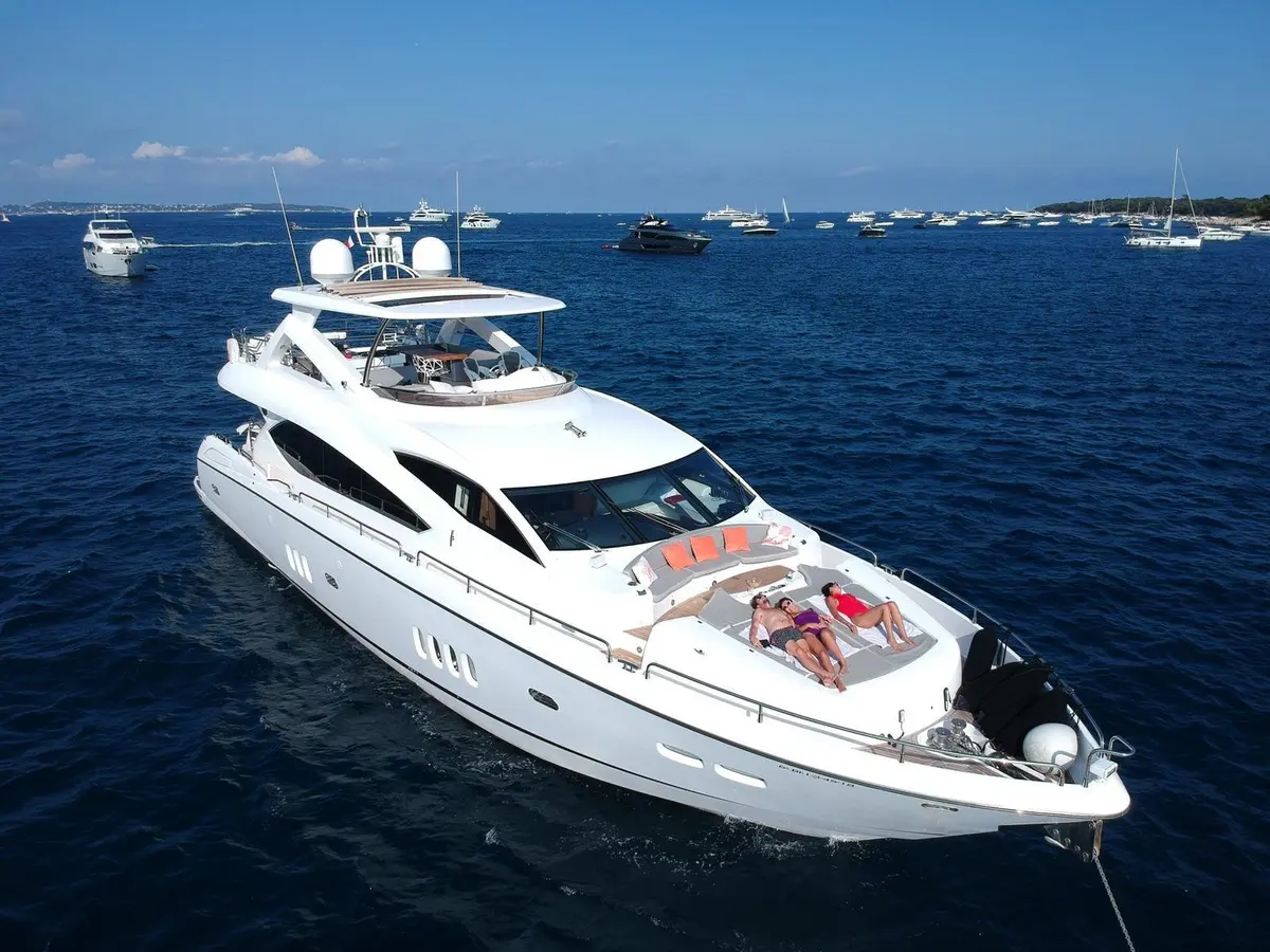 Sunseeker 88, cubierta principal — Yacht Charter Saint-Tropez, Saint-Tropez. Sunseeker 88 — 27m