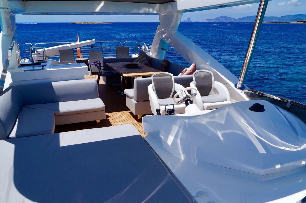 Sunseeker 88, salón — Yacht Charter Saint-Tropez, Saint-Tropez. Sunseeker 88 — 27m