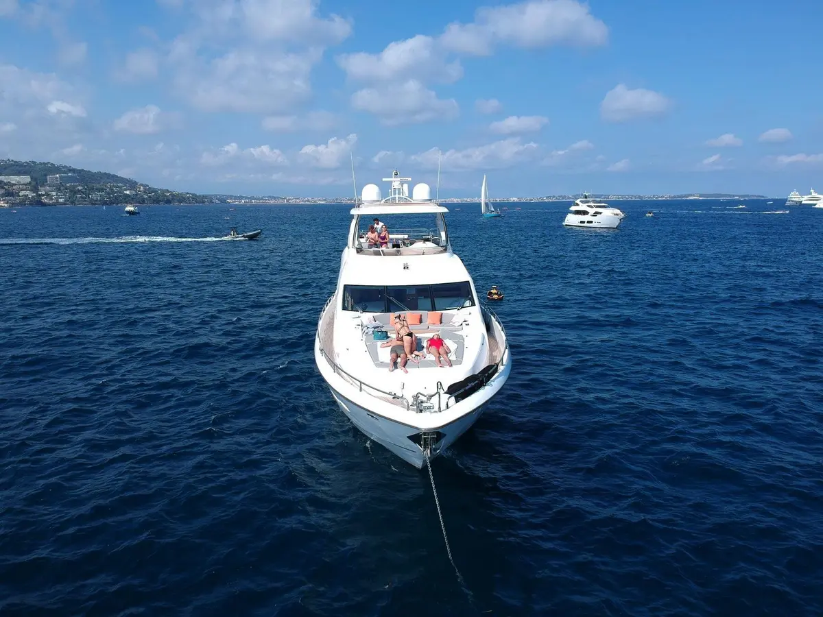 Sunseeker 88, camarote principal — Yacht Charter Saint-Tropez, Saint-Tropez. Sunseeker 88 — 27m