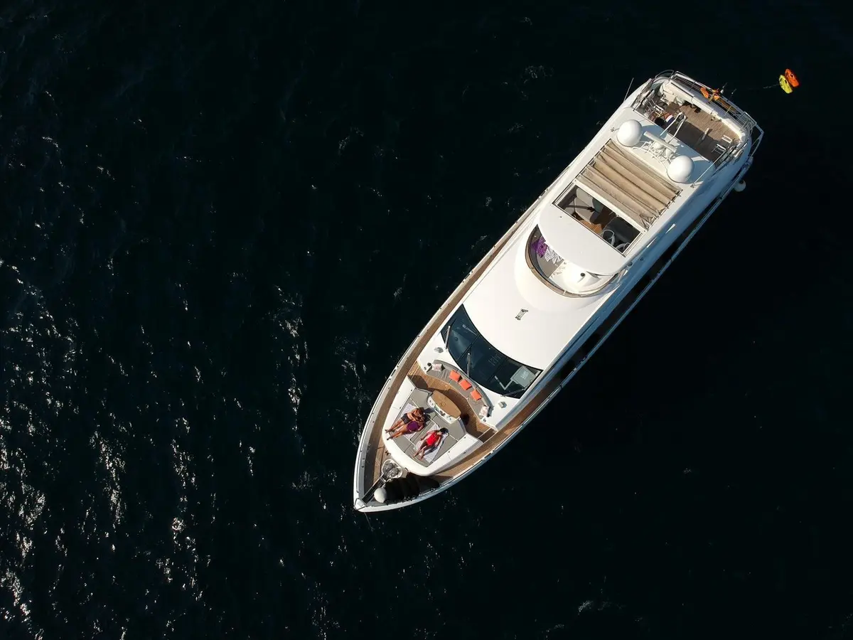 Sunseeker 88, flybridge — Yacht Charter Saint-Tropez, Saint-Tropez. Sunseeker 88 — 27m