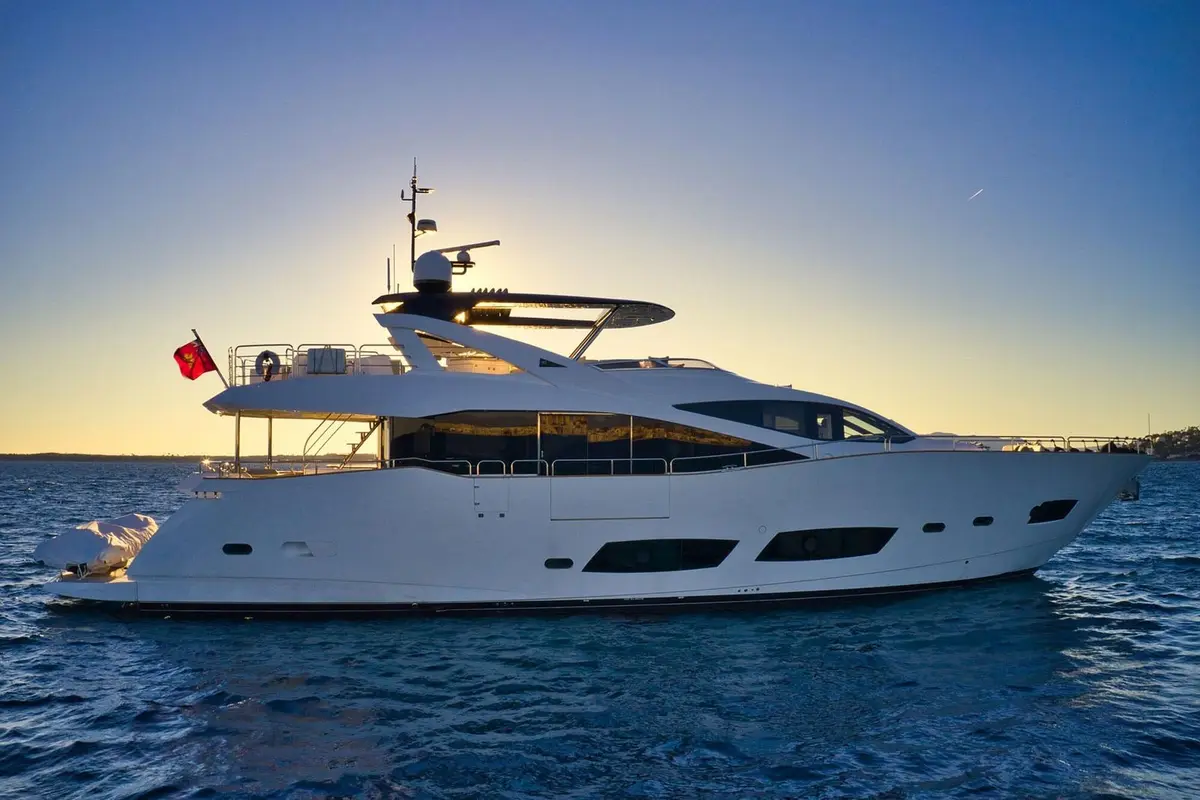 Sunseeker 90, exterior — Yacht Charter Saint-Tropez, Saint-Tropez. Sunseeker 90 — 28m