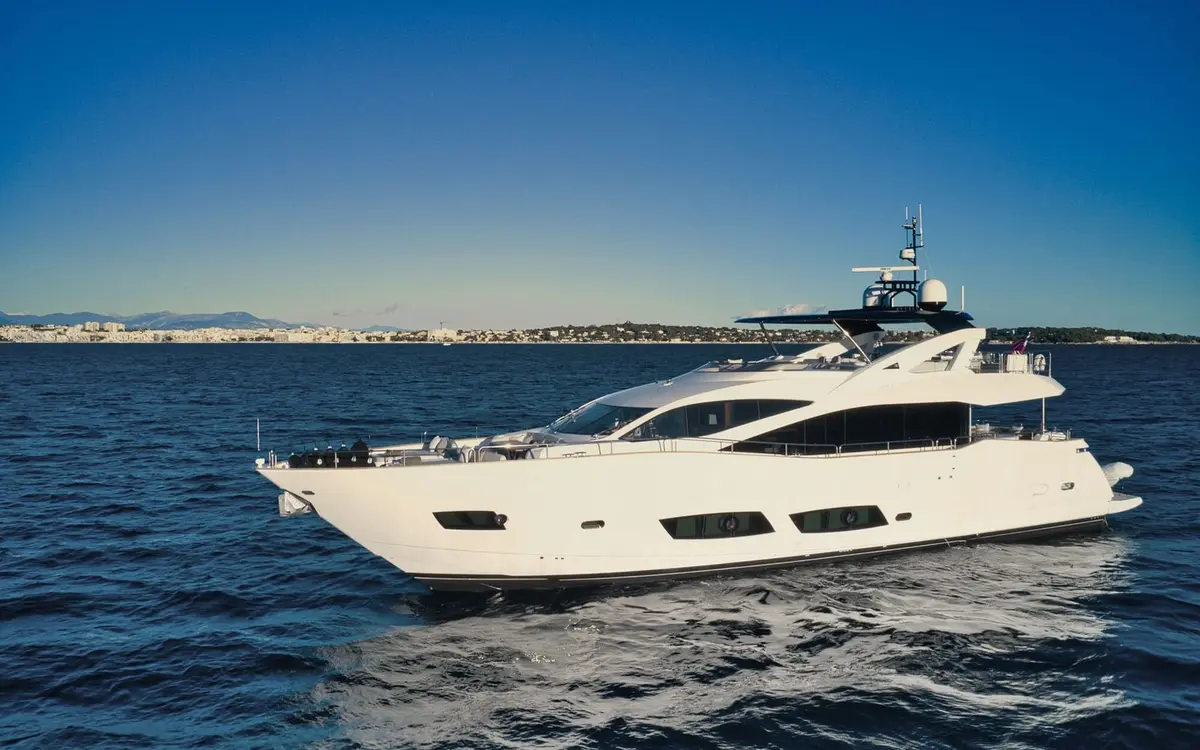 Sunseeker 90, cubierta principal — Yacht Charter Saint-Tropez, Saint-Tropez. Sunseeker 90 — 28m
