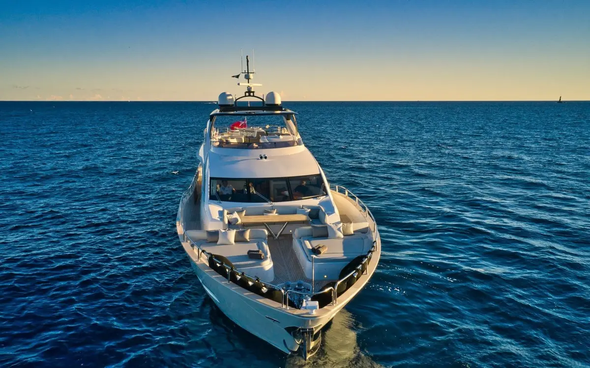 Sunseeker 90, cubierta de popa — Yacht Charter Saint-Tropez, Saint-Tropez. Sunseeker 90 — 28m