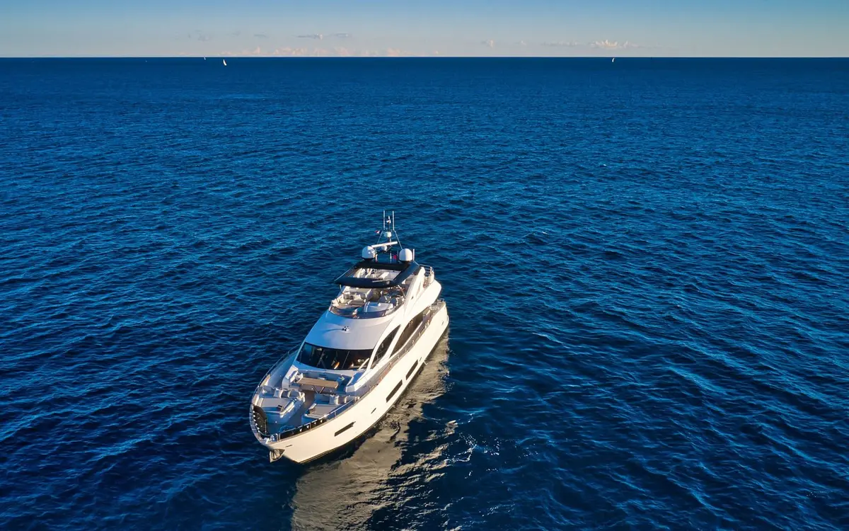 Sunseeker 90, salón — Yacht Charter Saint-Tropez, Saint-Tropez. Sunseeker 90 — 28m