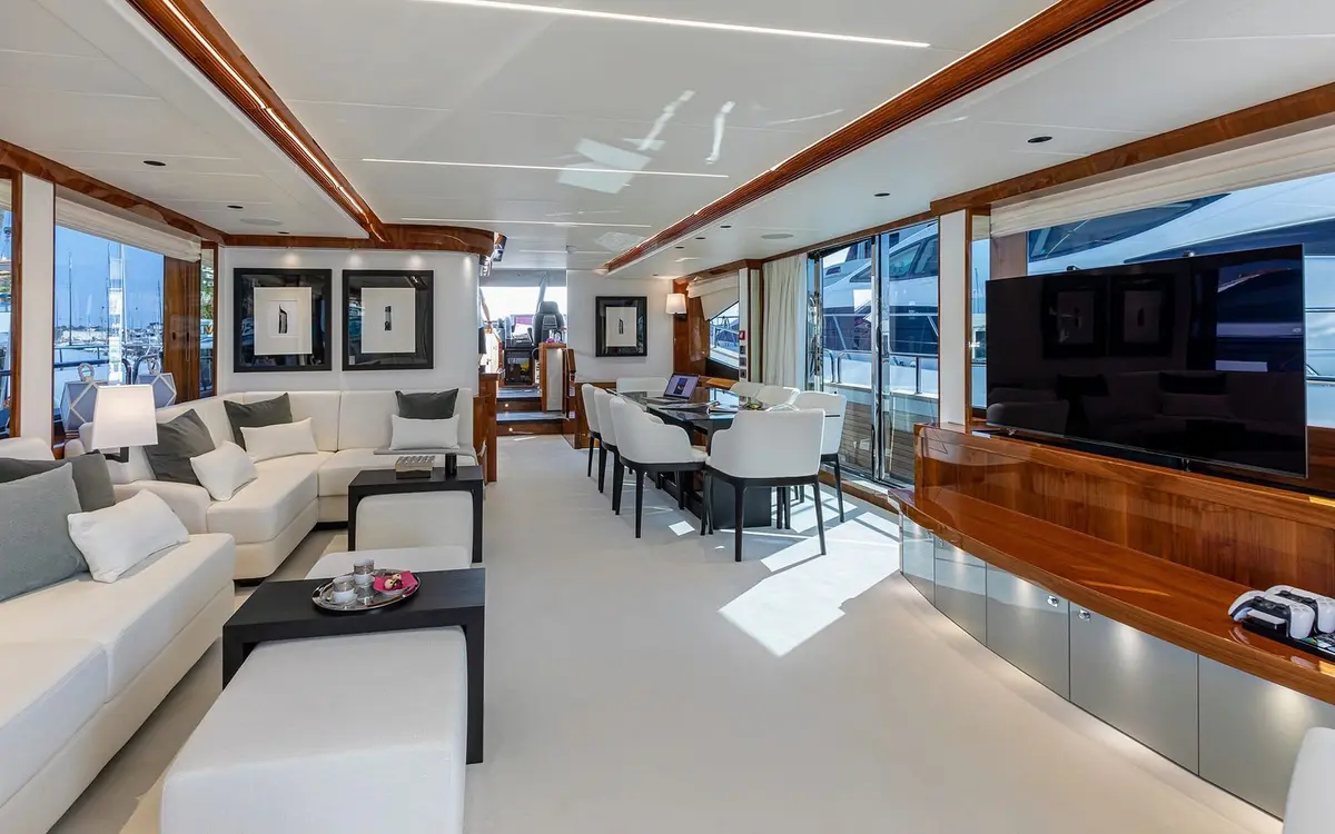 Sunseeker 90, camarote principal — Yacht Charter Saint-Tropez, Saint-Tropez. Sunseeker 90 — 28m