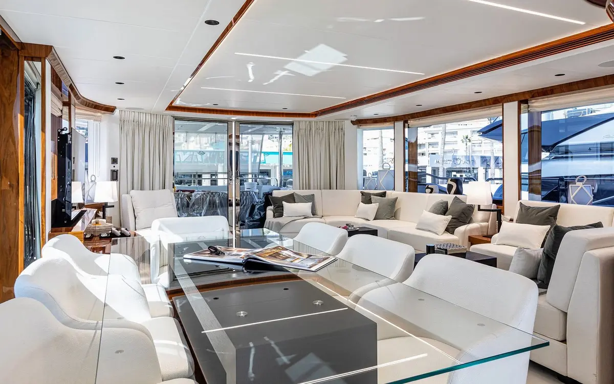 Sunseeker 90, flybridge — Yacht Charter Saint-Tropez, Saint-Tropez. Sunseeker 90 — 28m