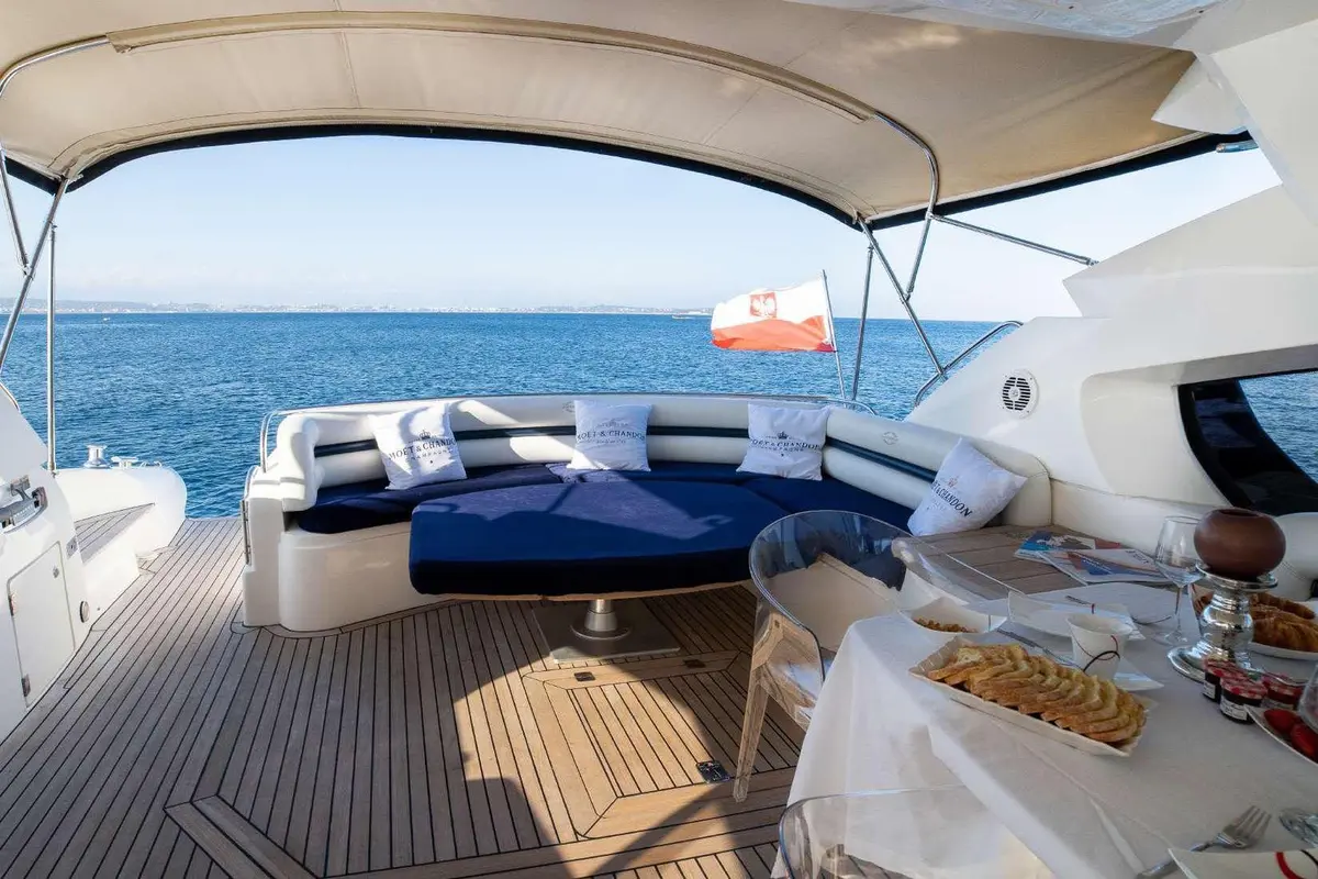 Sunseeker Predator 68, salon — Yacht Charter Saint-Tropez, Saint-Tropez. Sunseeker Predator 68 — 20m