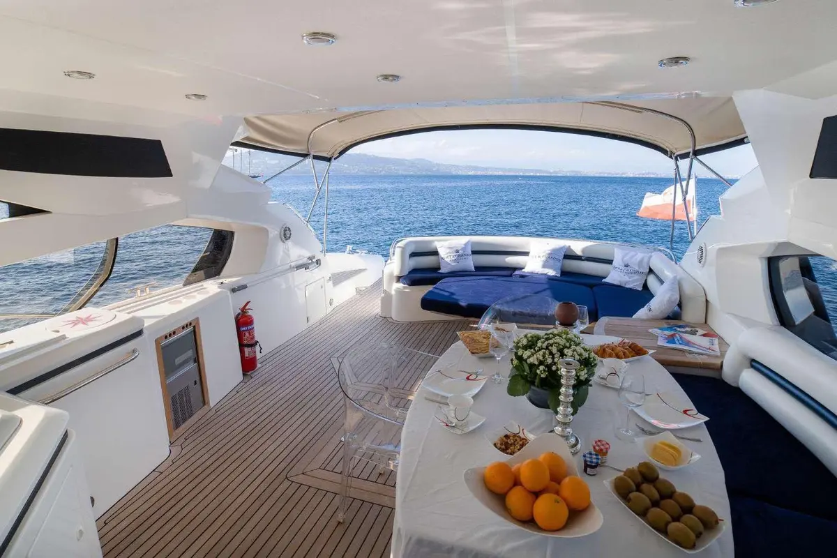 Sunseeker Predator 68, master cabin — Yacht Charter Saint-Tropez, Saint-Tropez. Sunseeker Predator 68 — 20m