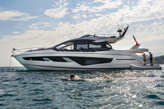 Sunseeker 65 Sport — Yacht Charter Saint-Tropez, Saint-Tropez