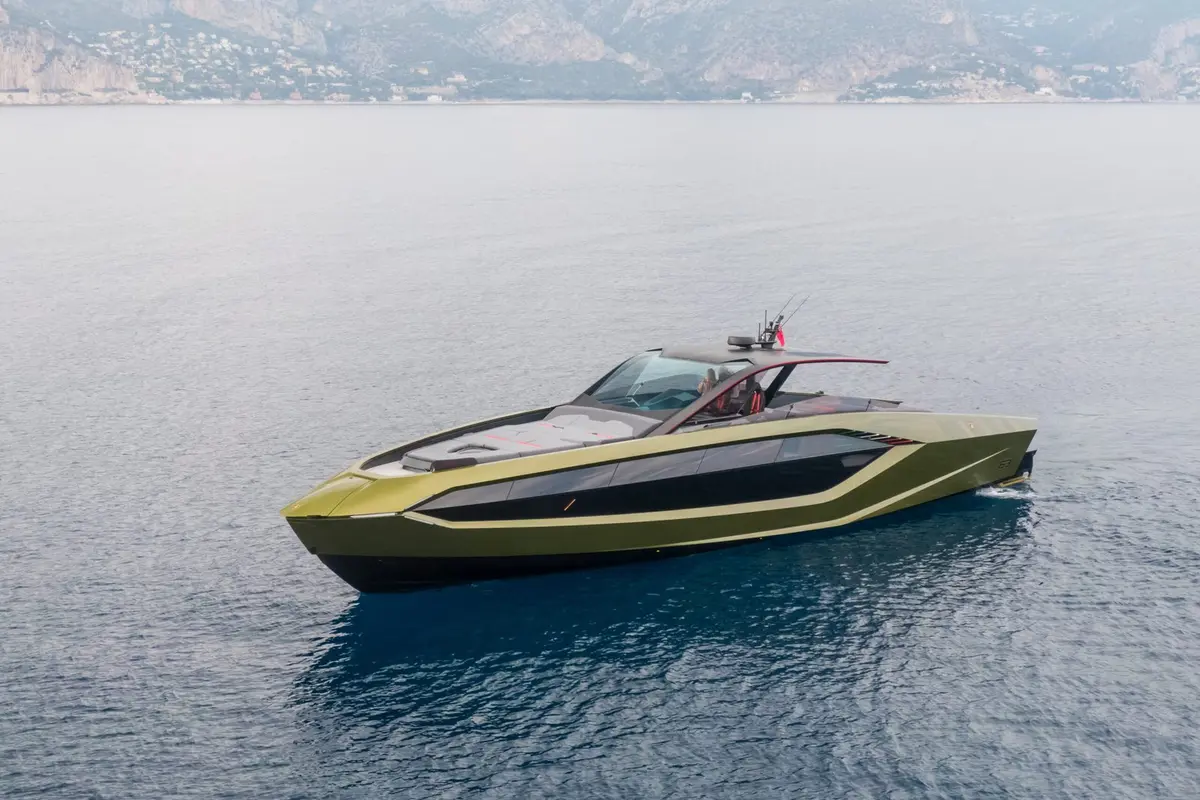 Lamborghini 63, cubierta principal — Yacht Charter Saint-Tropez, Saint-Tropez. Lamborghini 63 — 20m