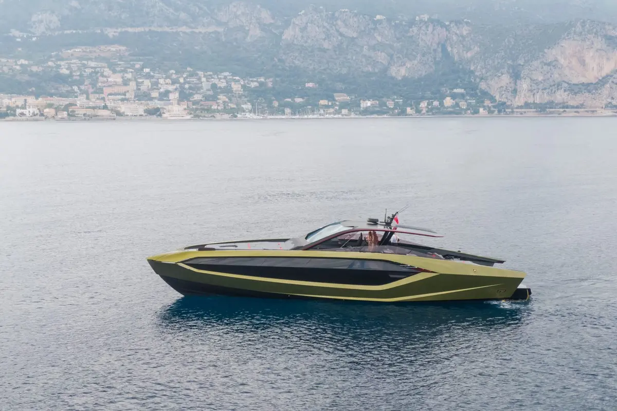 Lamborghini 63, cubierta de popa — Yacht Charter Saint-Tropez, Saint-Tropez. Lamborghini 63 — 20m