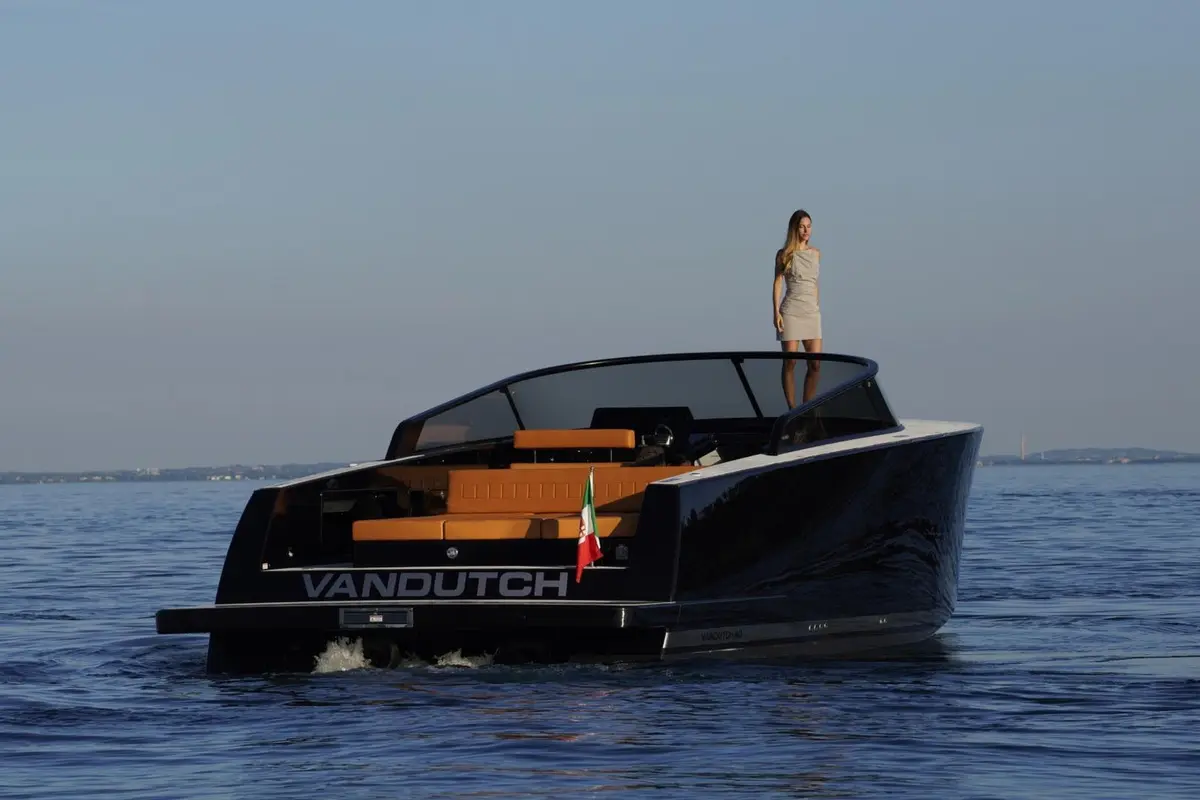 VanDutch 40, cubierta principal — Yacht Charter Saint-Tropez, Saint-Tropez. VanDutch 40 — 12m