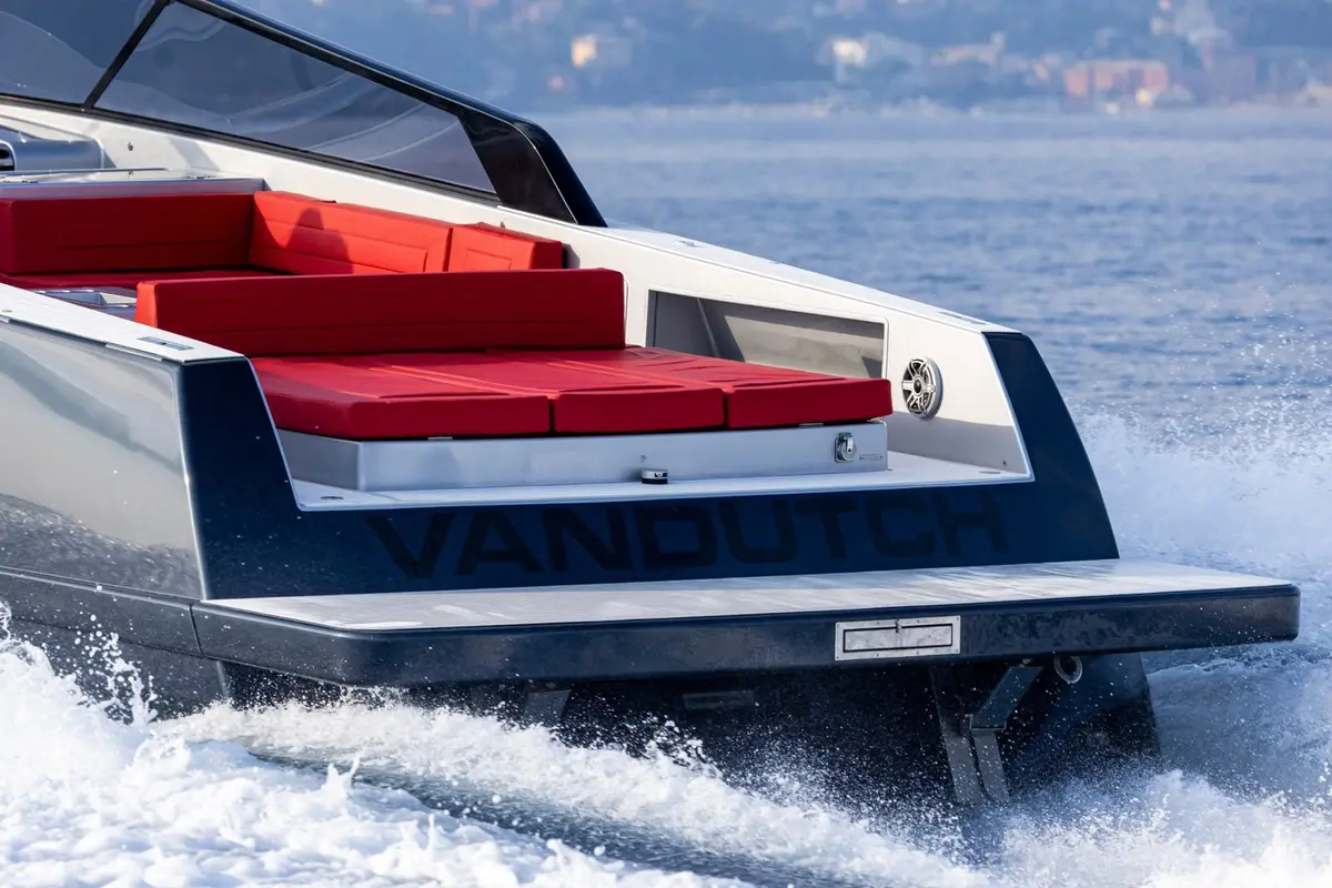 Vandutch 48, flybridge — Yacht Charter Saint-Tropez, Saint-Tropez. Vandutch 48 — 15m