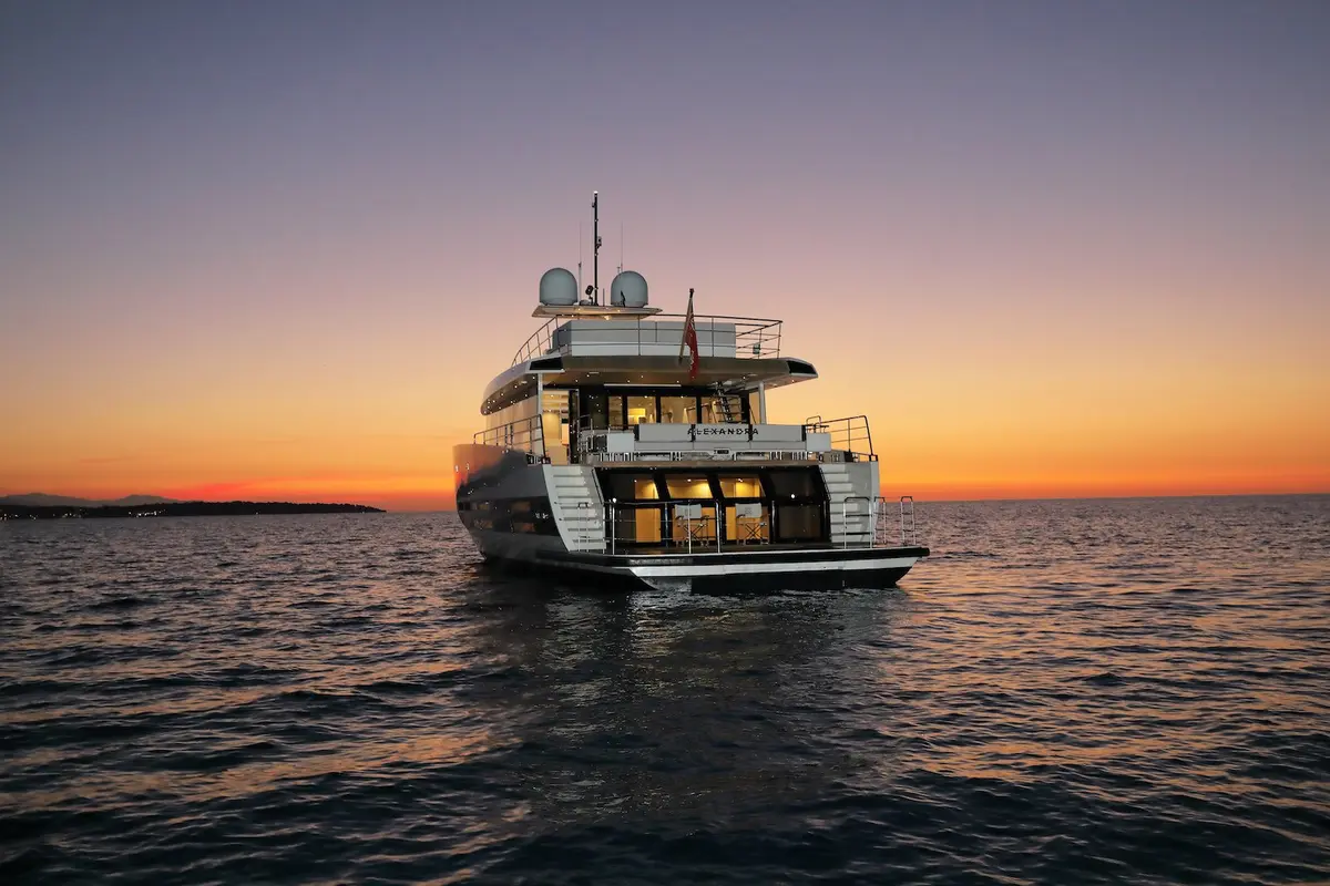 WallyAce 26, flybridge — Yacht Charter Saint-Tropez, Saint-Tropez. WallyAce 26 — 26m